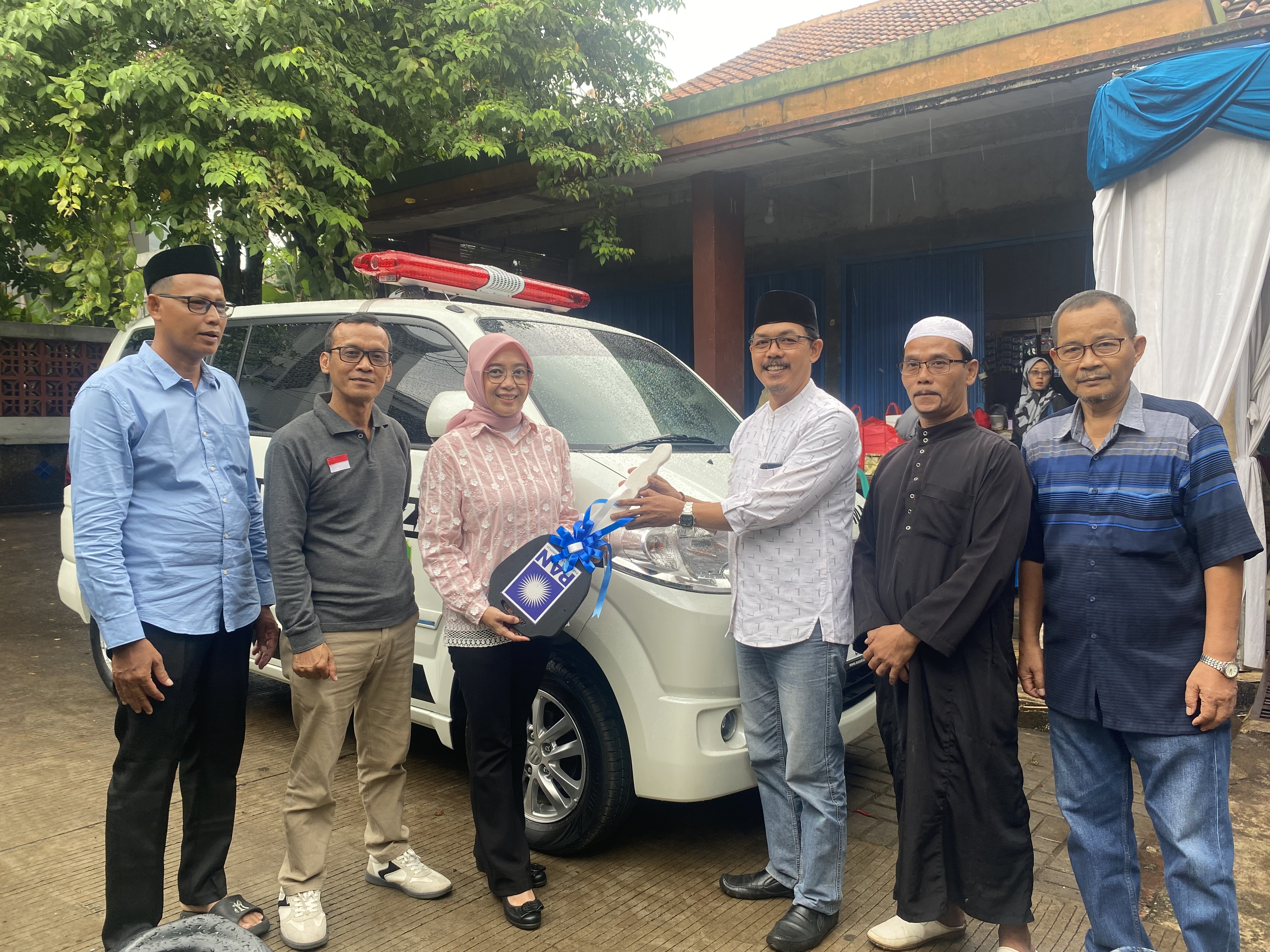 Aminah Serahkan Satu Unit Ambulance untuk RW 07 Jatiasih di Momen Reses III DPRD Kota Bekasi